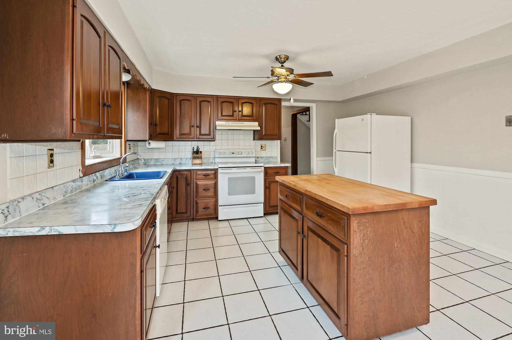 91 Hawkin Road Tabernacle, NJ 08088 - Photo 10 of 33 Kitchen with movable island