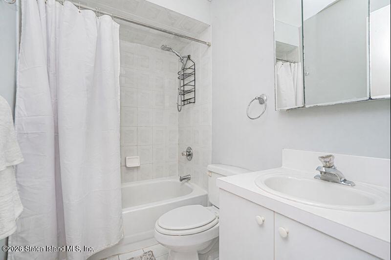 225 Colony Avenue Staten Island, NY 10306 - Photo 14 of 20 a bathroom with a sink toilet and shower