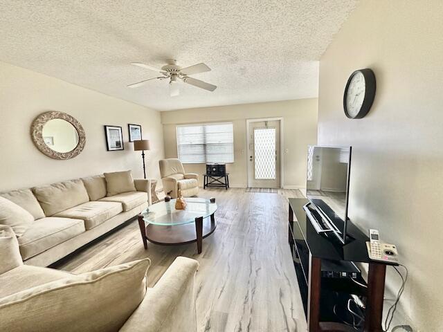 207 Brighton East Boca Raton, FL 33434 - Photo 4 of 36 Living Area