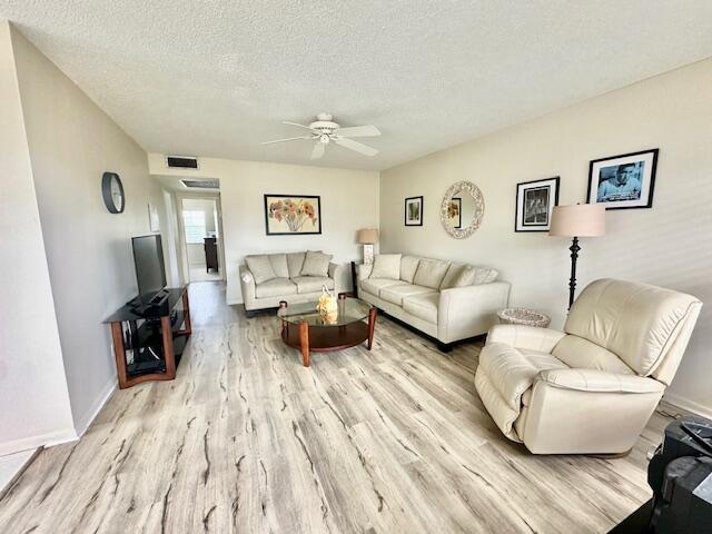207 Brighton East Boca Raton, FL 33434 - Photo 6 of 36 Living Area