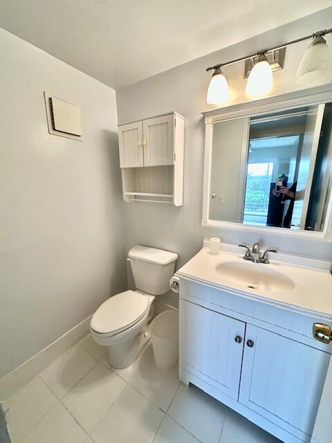 207 Brighton East Boca Raton, FL 33434 - Photo 10 of 36 1/2 Bathroom