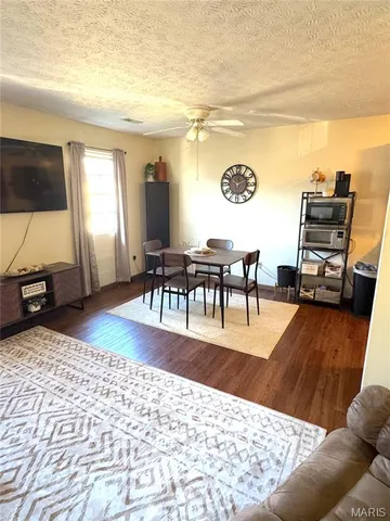 $875 | 1301 Main Street, Unit H, Highland, IL 62249