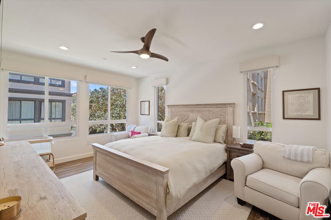 12883 West Runway Road, Unit 1 Playa Vista, CA 90094 - Photo 18 of 36 a large bedroom with a large bed couch and windows