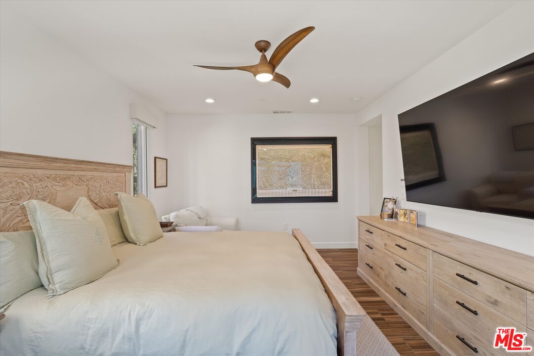 12883 West Runway Road, Unit 1 Playa Vista, CA 90094 - Photo 19 of 36 a bedroom with a large bed and a flat tv screen on dresser