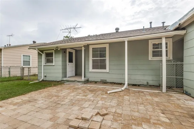 a view of a house with backyard