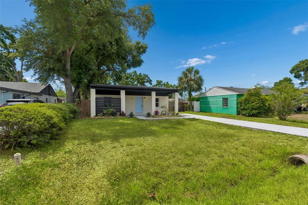 3912 West Pine Street Tampa, FL 33607 - Photo 2 of 60 a front view of a house with garden