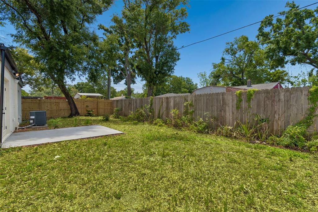 3912 West Pine Street Tampa, FL 33607 - Photo 41 of 60 a view of a garden with a tree