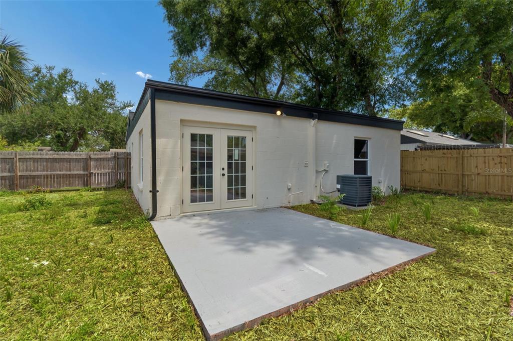 3912 West Pine Street Tampa, FL 33607 - Photo 43 of 60 a view of a backyard with plants and large tree