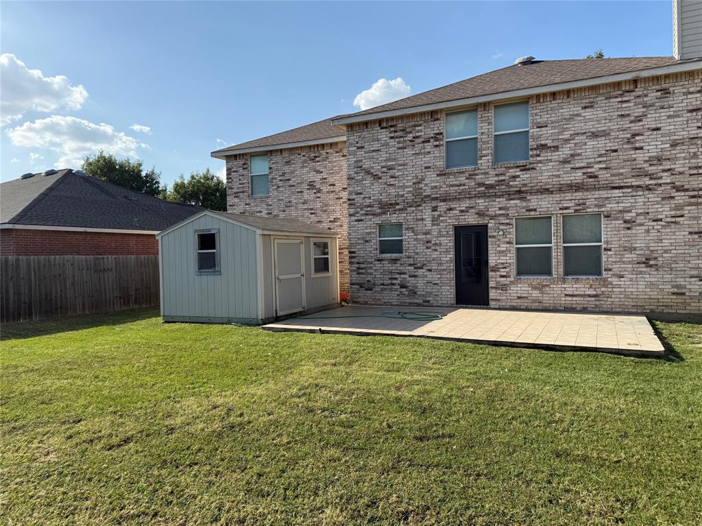 2011 Cap Rock Lane Grand Prairie, TX 75052 - Photo 2 of 9 a backyard of a house with lots of green space