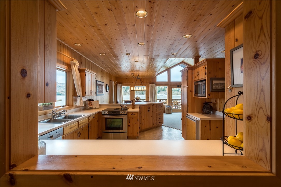 12570 South Lakeshore Road Chelan, WA 98816 - Photo 14 of 24 Gallery Image 14