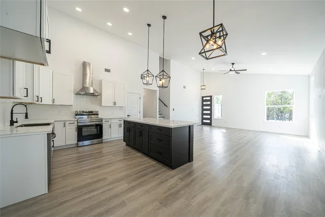 a view of a house with backyard