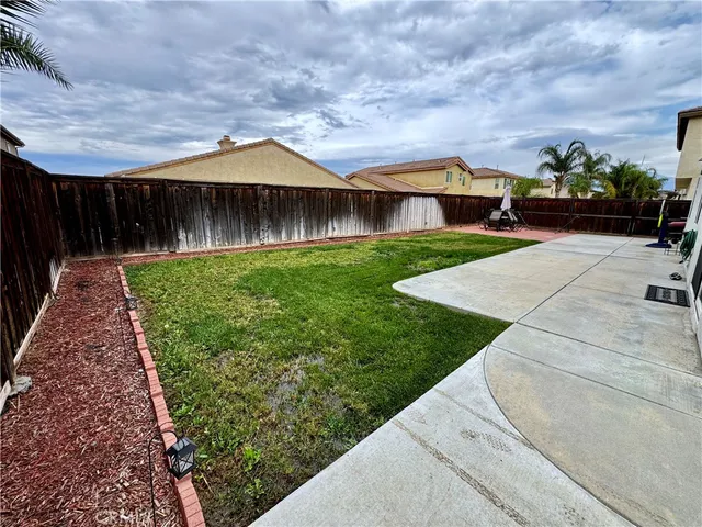 a view of a yard in front of house