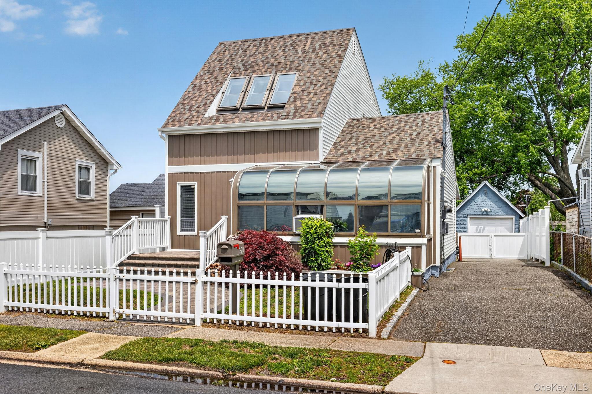 228 West Clearwater Road Lindenhurst, NY 11757 - Photo 2 of 34