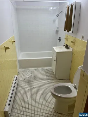 $2,000 | 106 Spring Valley Avenue, Unit 1W, Hackensack, NJ 07601