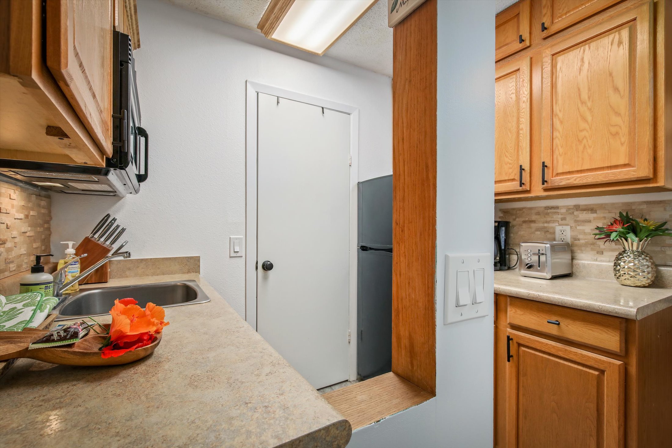 75-5776 Kuakini Highway, Unit 123 Kailua-Kona, HI 96740 - Photo 12 of 26 a bathroom with a sink and a mirror