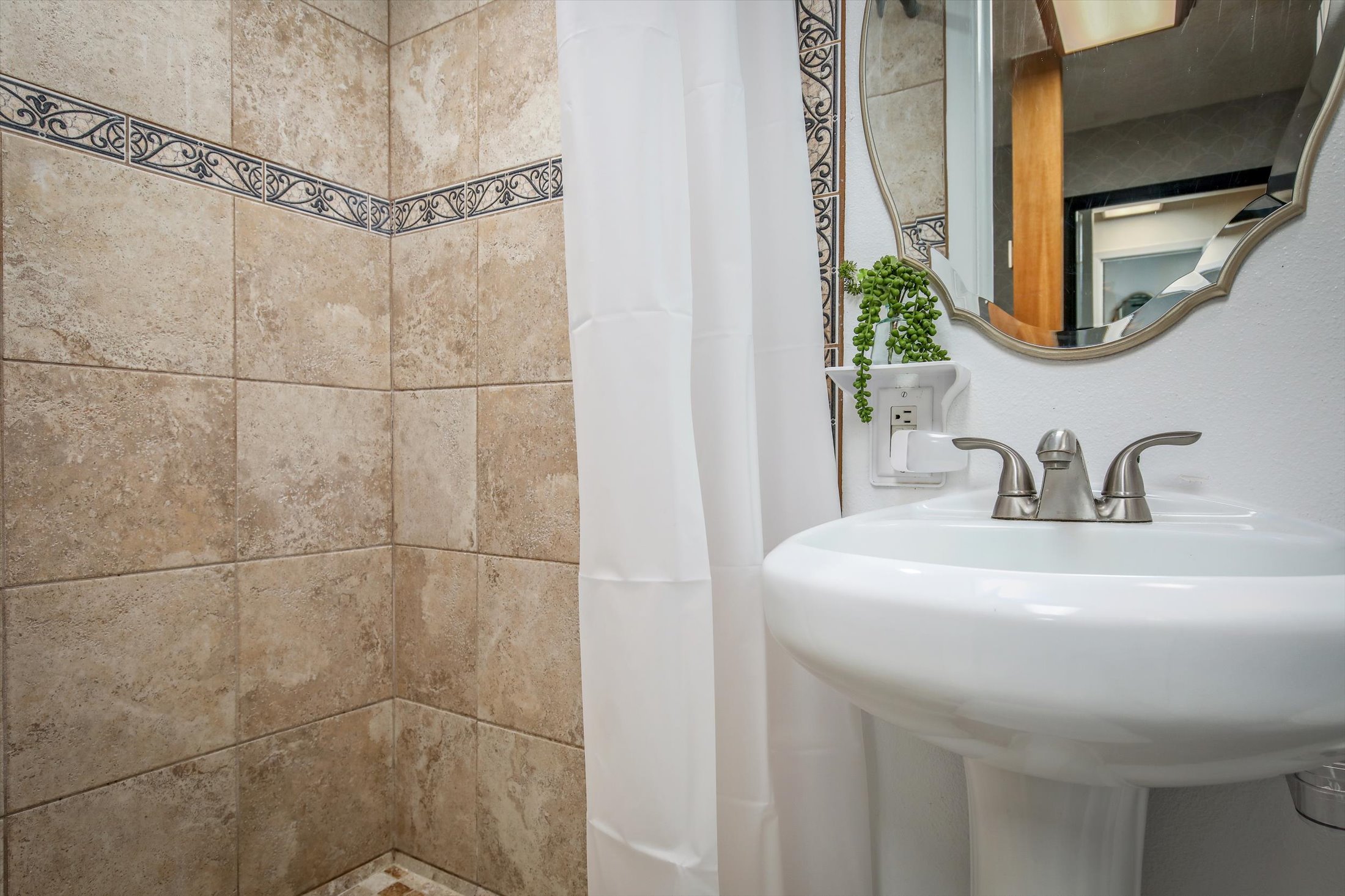 75-5776 Kuakini Highway, Unit 123 Kailua-Kona, HI 96740 - Photo 14 of 26 a bathroom with a sink and a mirror