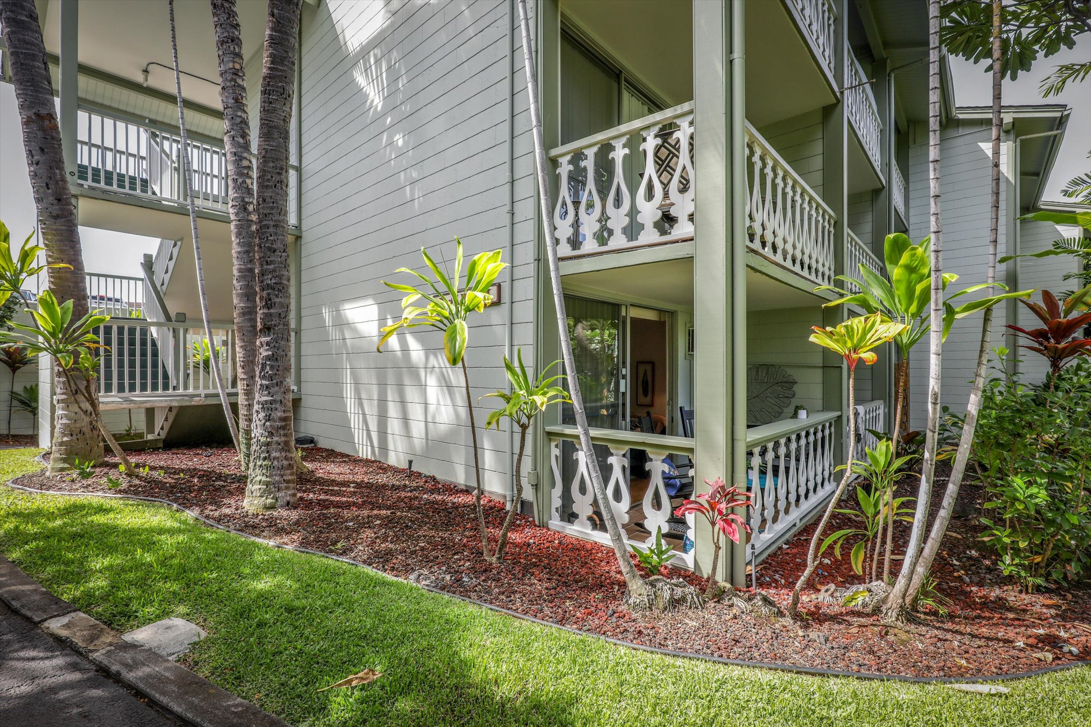 75-5776 Kuakini Highway, Unit 123 Kailua-Kona, HI 96740 - Photo 17 of 26 a view of front door and small yard