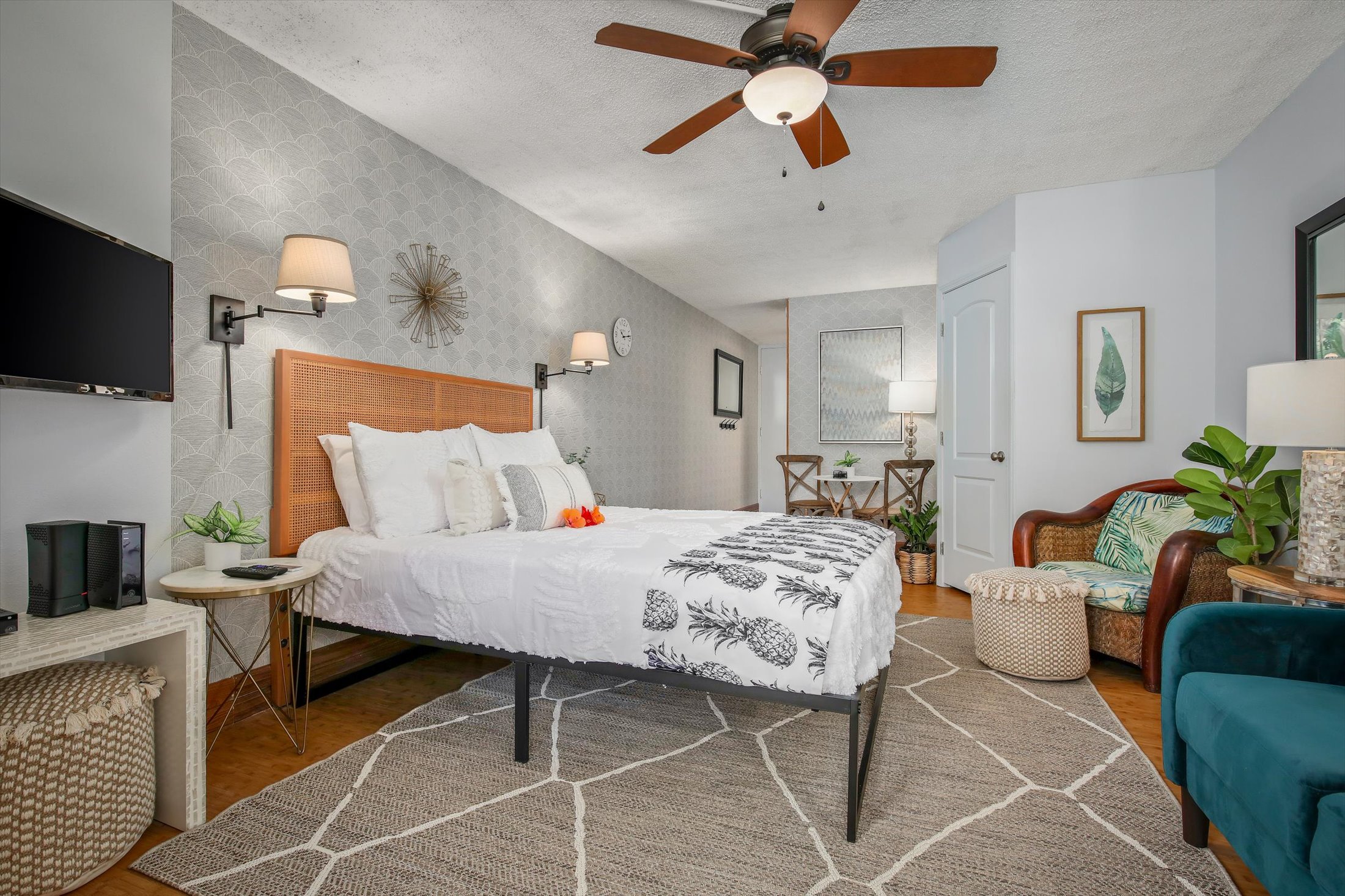 75-5776 Kuakini Highway, Unit 123 Kailua-Kona, HI 96740 - Photo 9 of 26 a living room with furniture and a flat screen tv