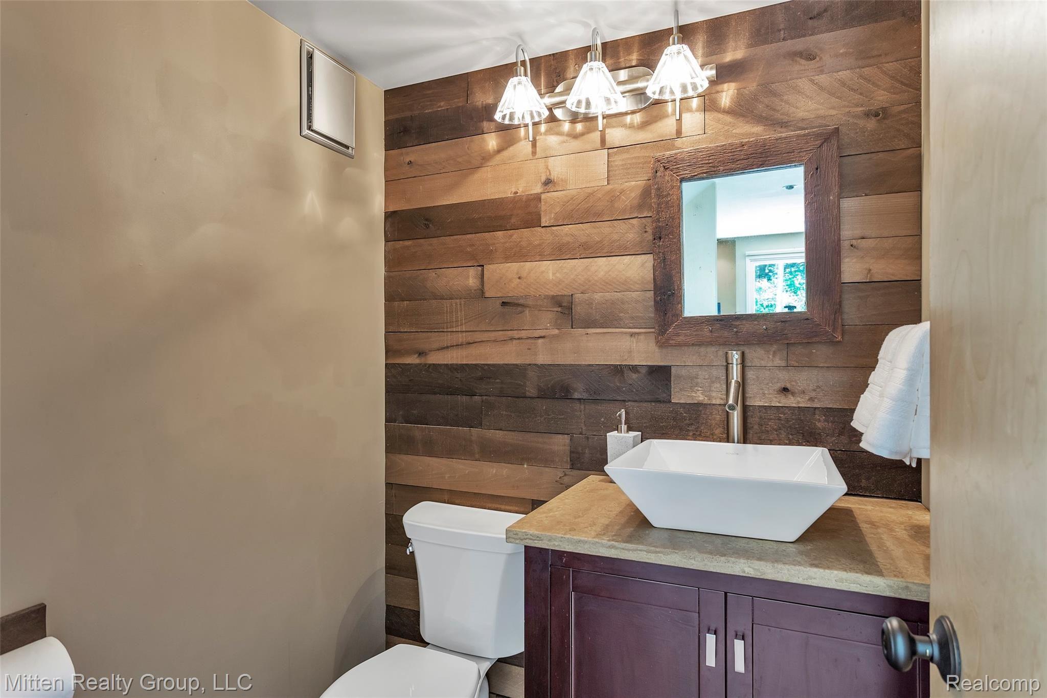 11290 Windy Ridge Drive Fenton, MI 48430 - Photo 20 of 57 11290-windy-ridge-trl-fenton-mi-48430-windowstill-20.jpg