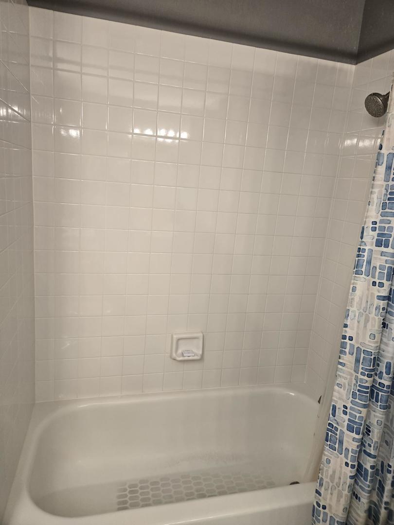 1328 Shawford Way Elgin, IL 60120 - Photo 15 of 19 a bathroom with a bathtub