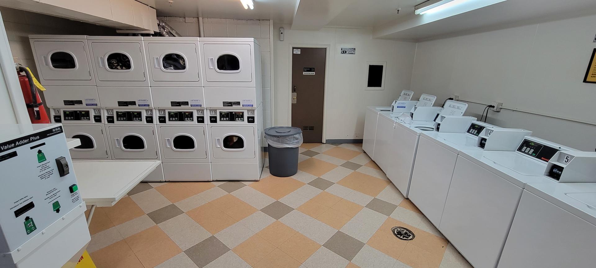 675 Grove Terrace, Unit 311 Elk Grove Village, IL 60007 - Photo 14 of 14 a bathroom with a bathtub and shower