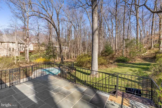 a view of a yard in front of house