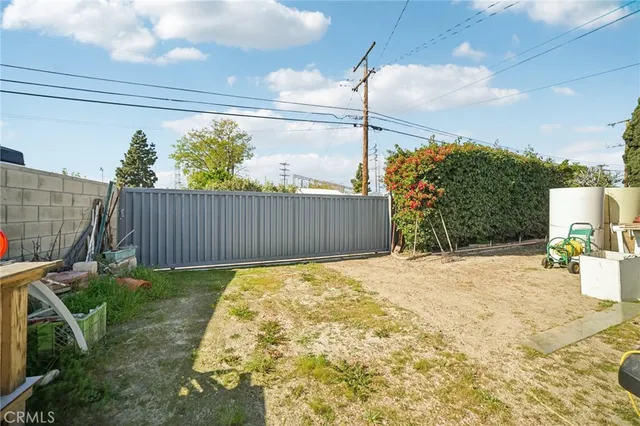 a view of a backyard