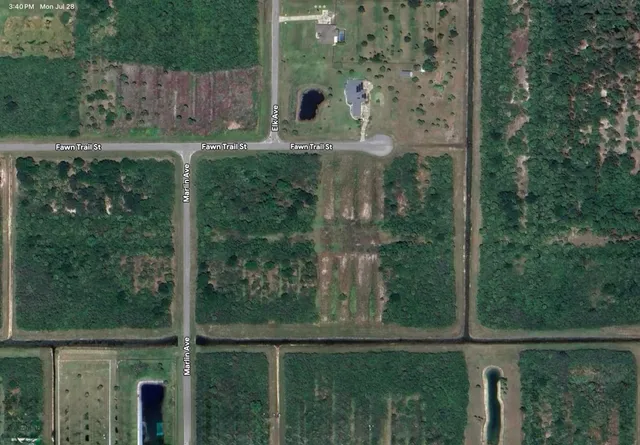 a view of a outdoor space of a house