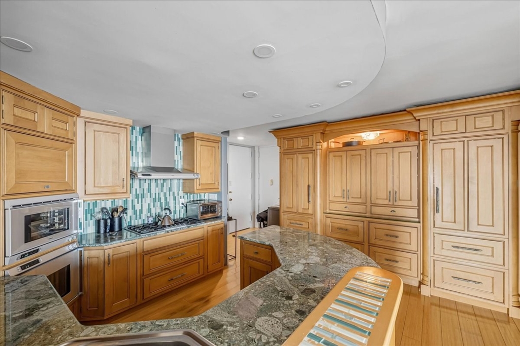 65 East India Row, Unit 26F Boston, MA 02110 - Photo 15 of 27 a living room with furniture