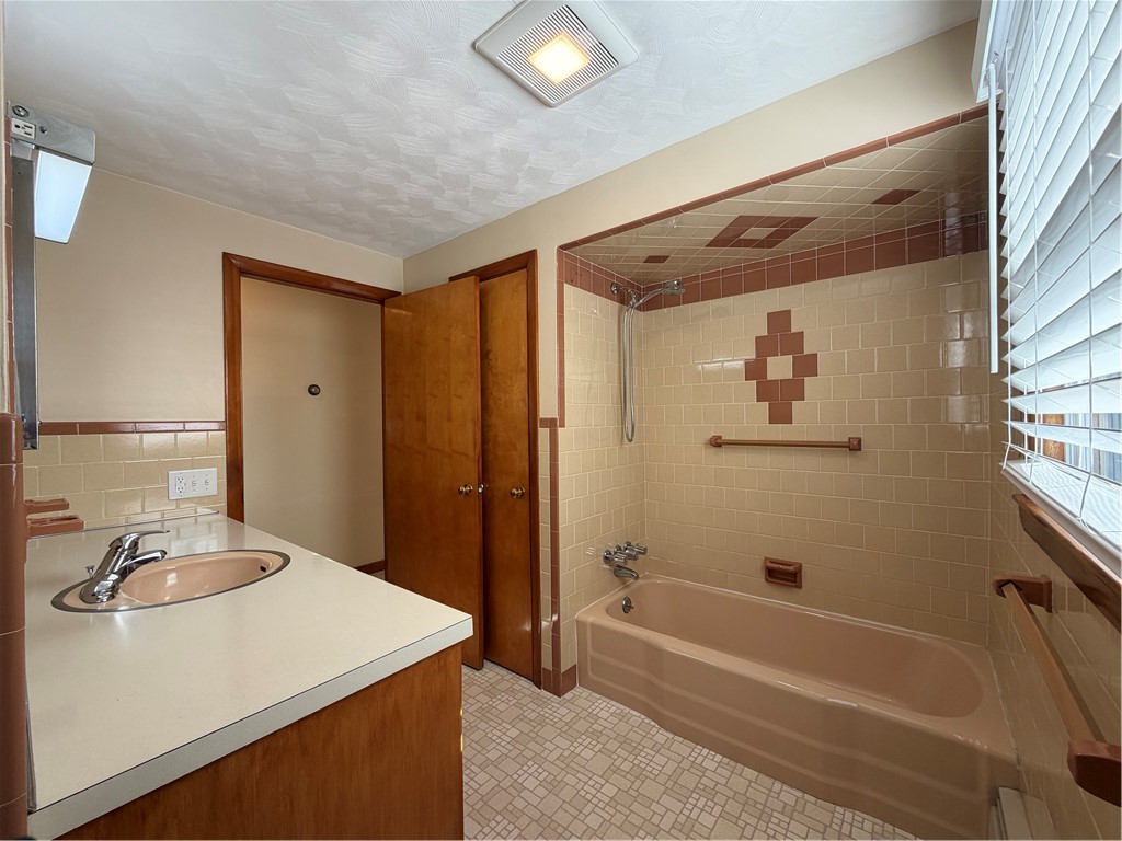 175 Gervais Street Coventry, RI 02816 - Photo 13 of 25 Bathroom