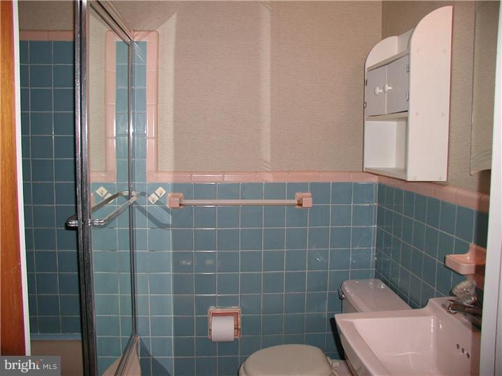 1617 Farrington Road Philadelphia, PA 19151 - Photo 20 of 20 Bathroom