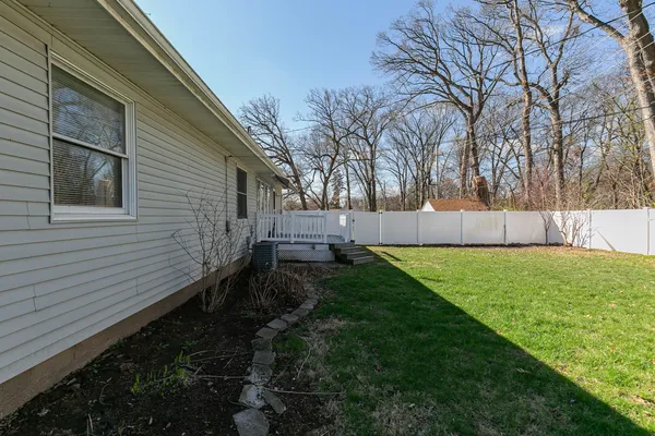 a view of yard with trees