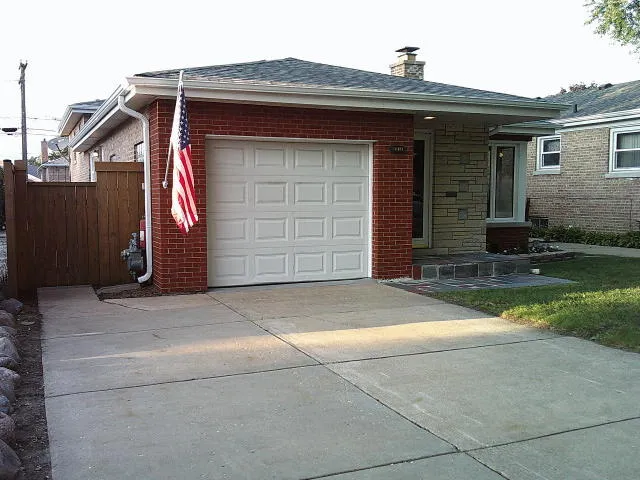 $319,999 | 2918 West 99th Place, Evergreen Park, IL 60805