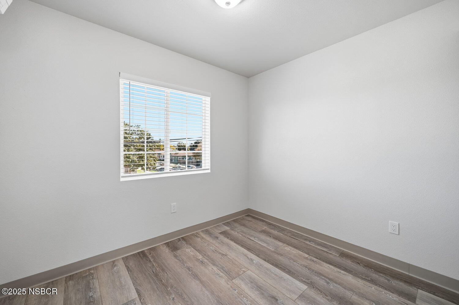 529 South Pine Street Santa Maria, CA 93458 - Photo 32 of 80 an empty room with a window