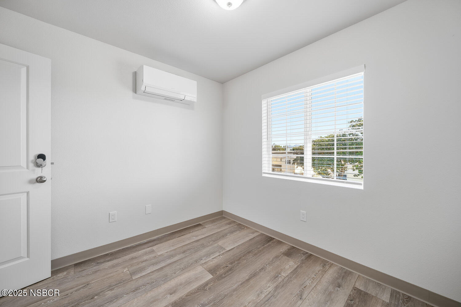 529 South Pine Street Santa Maria, CA 93458 - Photo 33 of 80 an empty room with a window