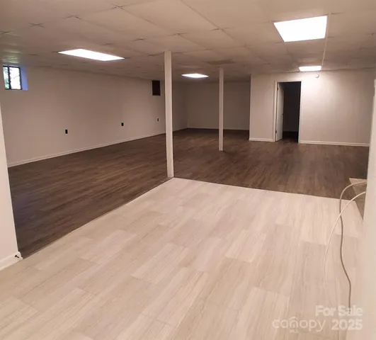 a view of a livingroom with a ceiling fan