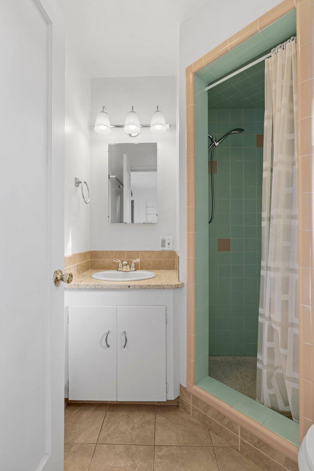 2418 Hillcrest Road Medford, OR 97504 - Photo 15 of 25 Cute bathroom w/ retro shower enclosure.