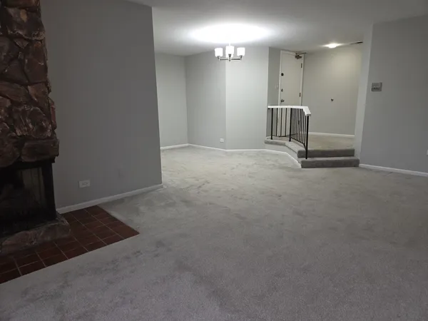 $2,400 | 905 Surrey Drive, Unit 2B, Schaumburg, IL 60193