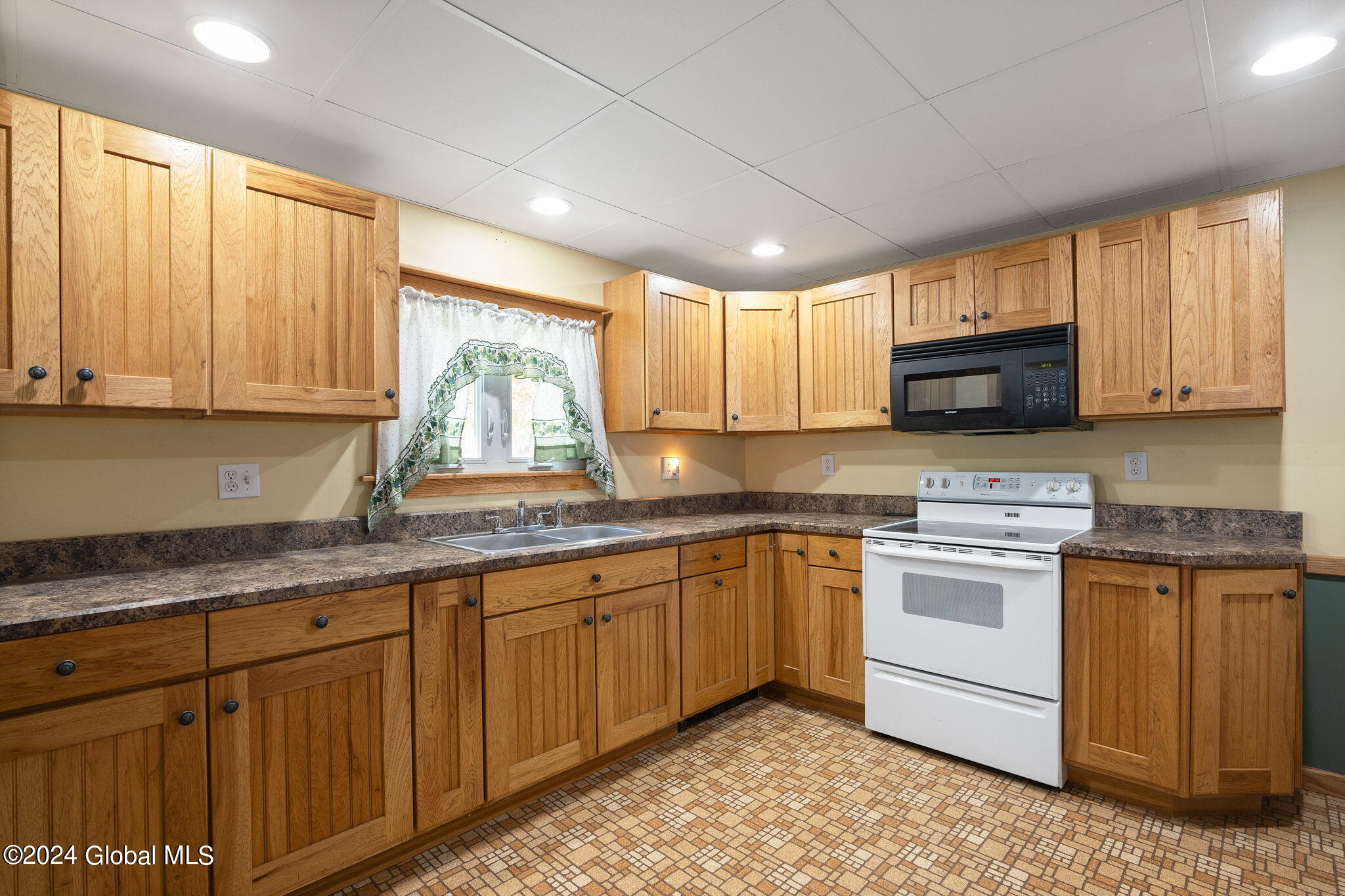 2061 Cardiff Road Rotterdam, NY 12303 - Photo 5 of 34 5