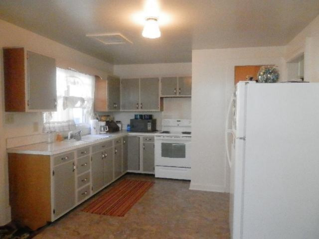 260 3rd Street Manistee, MI 49660 - Photo 12 of 32 264 Third St Kitchen