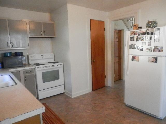 260 3rd Street Manistee, MI 49660 - Photo 13 of 32 264 Third St Kitchen