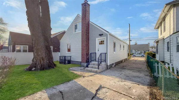 a view of a house with backyard and garden