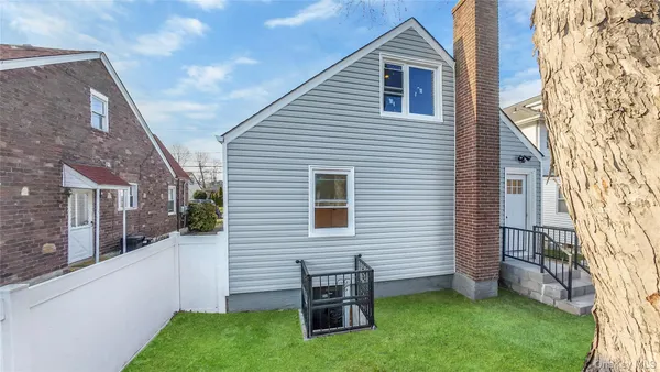 a view of a house with a backyard