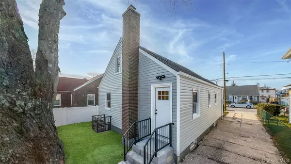 a view of a house with a backyard