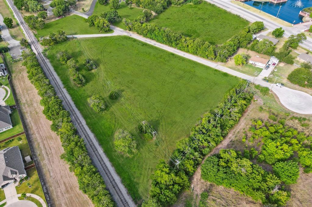 5 Melissa Tx 75454 Melissa, TX 75454 - Photo 7 of 9 a view of a garden from a balcony