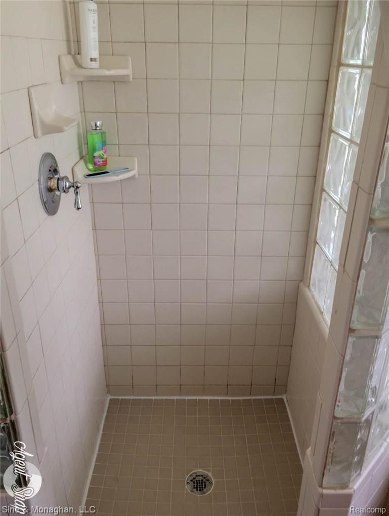 10479 Carroll Road Columbus, MI 48063 - Photo 27 of 52 Ceramic shower