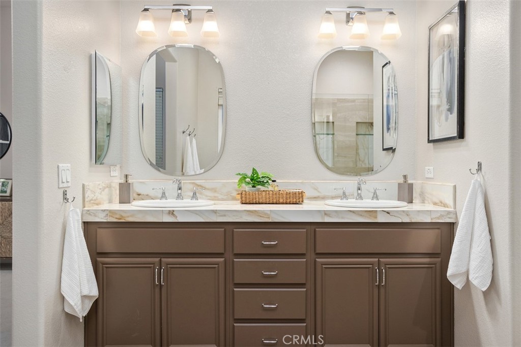 608 Inverlochy Drive Fallbrook, CA 92028 - Photo 28 of 52 a bathroom with double vanity sinks and a mirror