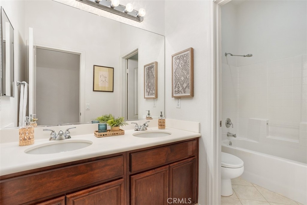 608 Inverlochy Drive Fallbrook, CA 92028 - Photo 36 of 52 a bathroom with a double vanity sink toilet and a tub