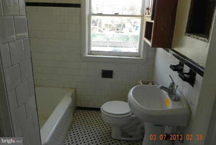 4317 Cortez Road Baltimore, MD 21225 - Photo 9 of 12 Bath