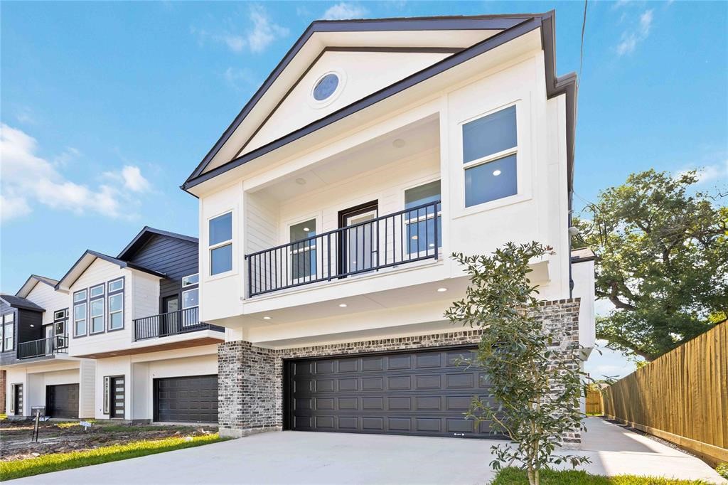 2118 Dan Street Houston, TX 77020 - Photo 7 of 35 a front view of a building with balcony